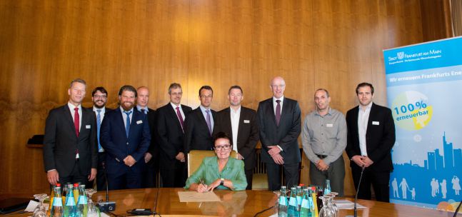 Für die teilnehmenden Betriebe des Energieeffizienz- und Klimaschutz-Netzwerks Frankfurt Rhein-Main unterzeichneten die Vorstände, Geschäftsführer und Standortverantwortlichen die Zielvereinbarung. © Salome Roessler